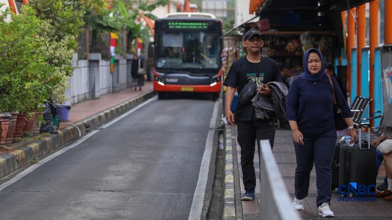 Penumpang menaiki bus Transbandara rute Blok M-Bandara Soekarno Hatta (Soetta) di Terminal Blok M, Jakarta, Selasa (4/8/2026). (CNBC Indonesia/Faisal Rahman)