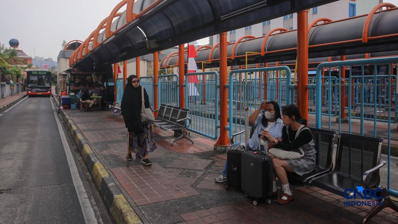 Penumpang menaiki bus Transbandara rute Blok M-Bandara Soekarno Hatta (Soetta) di Terminal Blok M, Jakarta, Selasa (4/8/2026). (CNBC Indonesia/Faisal Rahman)