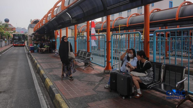 Penumpang menaiki bus Transbandara rute Blok M-Bandara Soekarno Hatta (Soetta) di Terminal Blok M, Jakarta, Selasa (4/8/2026). (CNBC Indonesia/Faisal Rahman)