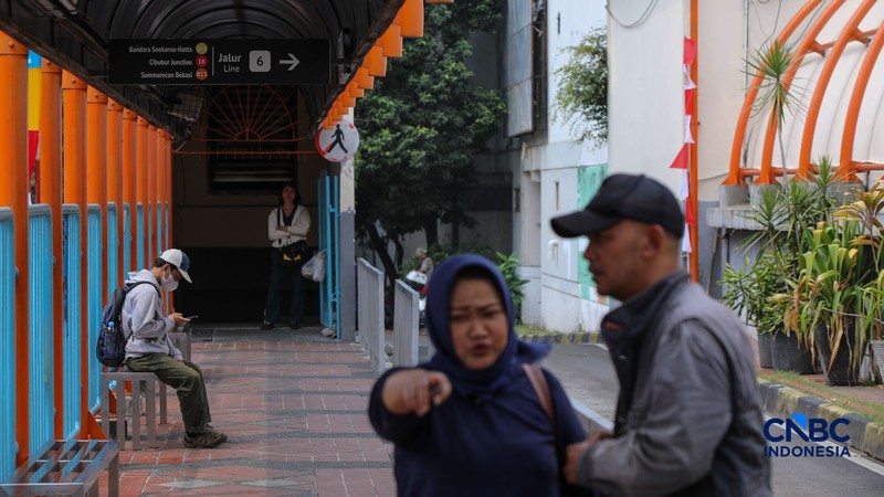 Penumpang menaiki bus Transbandara rute Blok M-Bandara Soekarno Hatta (Soetta) di Terminal Blok M, Jakarta, Selasa (4/8/2026). (CNBC Indonesia/Faisal Rahman)