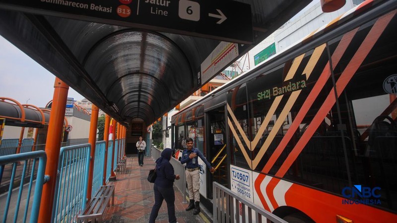 Penumpang menaiki bus Transbandara rute Blok M-Bandara Soekarno Hatta (Soetta) di Terminal Blok M, Jakarta, Selasa (4/8/2026). (CNBC Indonesia/Faisal Rahman)
