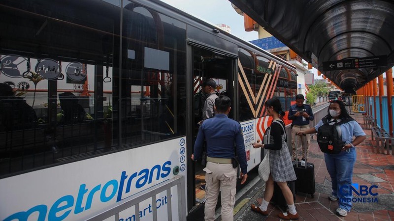 Penumpang menaiki bus Transbandara rute Blok M-Bandara Soekarno Hatta (Soetta) di Terminal Blok M, Jakarta, Selasa (4/8/2026). (CNBC Indonesia/Faisal Rahman)