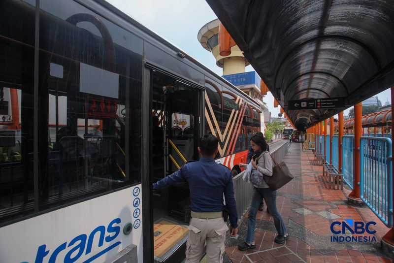 Penumpang menaiki bus Transbandara rute Blok M-Bandara Soekarno Hatta (Soetta) di Terminal Blok M, Jakarta, Selasa (4/8/2026). (CNBC Indonesia/Faisal Rahman)