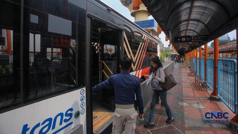 Penumpang menaiki bus Transbandara rute Blok M-Bandara Soekarno Hatta (Soetta) di Terminal Blok M, Jakarta, Selasa (4/8/2026). (CNBC Indonesia/Faisal Rahman)