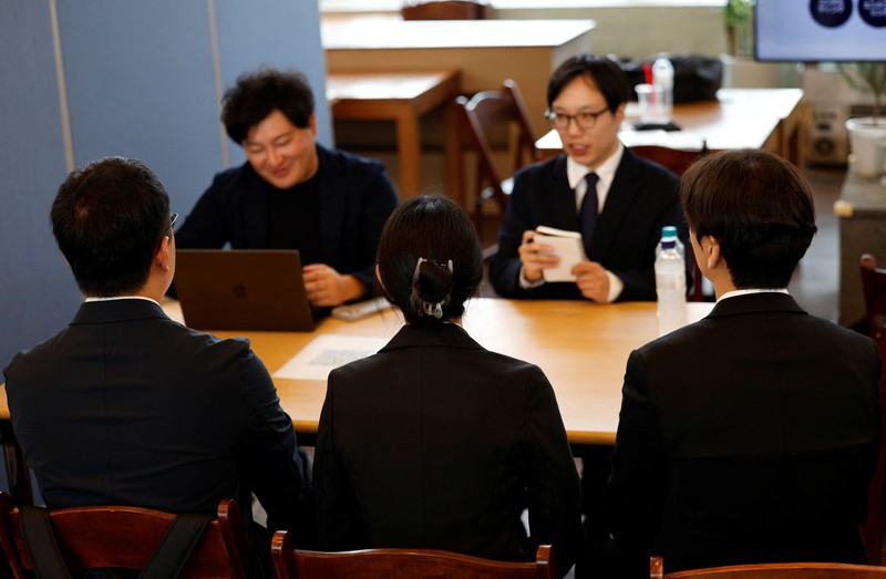 Para pencari kerja asal Korea Selatan menghadiri bursa kerja yang menghubungkan mereka dengan pengusaha Jepang di Seoul, Korea Selatan, 12 Juli 2026. (REUTERS/Kim Soo-hyeon)