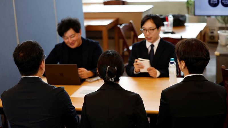 Perwakilan dari sebuah perusahaan Jepang berbicara dengan para pencari kerja Korea Selatan selama wawancara kelompok di sebuah bursa kerja di Seoul, Korea Selatan, 12 Juli 2026.