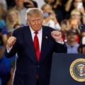 Presiden AS Donald Trump menari saat menyampaikan pidato tentang perekonomian di General Motors Proving Ground di Milford, Michigan, AS. (REUTERS/Carlos Osorio)