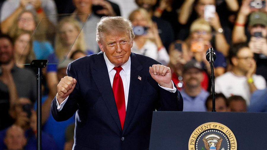 Presiden AS Donald Trump menari saat menyampaikan pidato tentang perekonomian di General Motors Proving Ground di Milford, Michigan, AS. (REUTERS/Carlos Osorio)