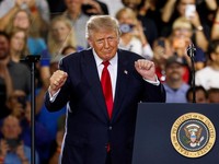 Presiden AS Donald Trump menari saat menyampaikan pidato tentang perekonomian di General Motors Proving Ground di Milford, Michigan, AS. (REUTERS/Carlos Osorio)
