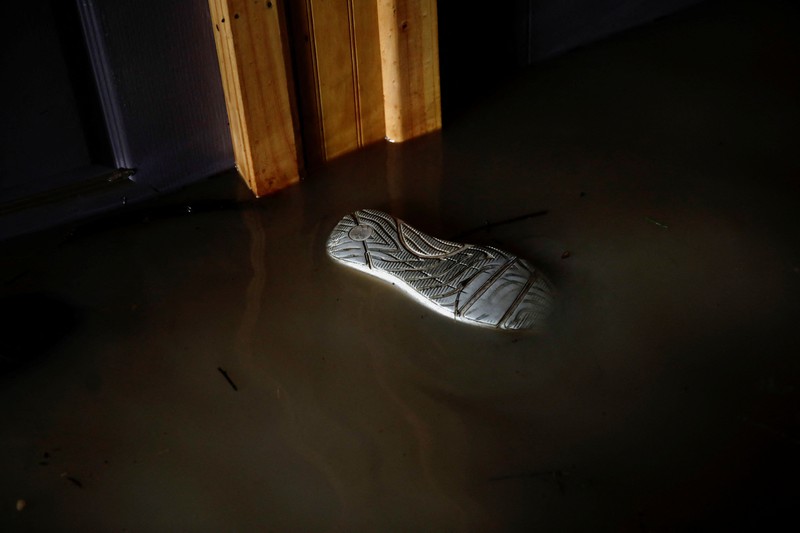 Nancy Badilla berjalan di sepanjang jalan yang tergenang air setelah badai membawa hujan lebat dan menyebabkan banjir di Angol, Chili, 3 Agustus 2026. (REUTERS/Juan Gonzalez)