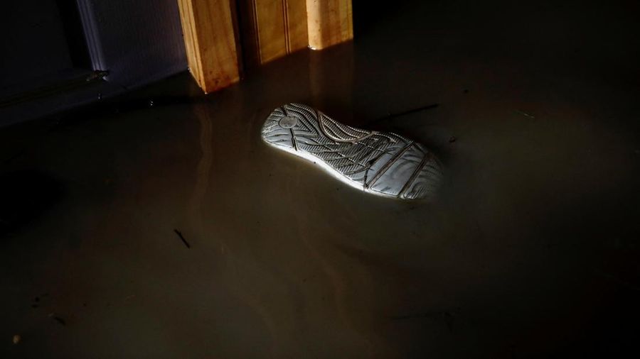 Sebuah sandal tergeletak di dalam rumah nan terendam banjir setelah angin besar membawa hujan lebat dan menyebabkan banjir di Angol, Chili, 3 Agustus 2026.