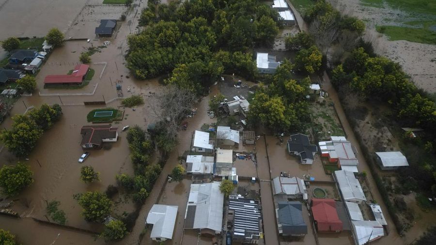 Sebuah tayangan drone menunjukkan area nan tergenang banjir setelah hujan lebat dan luapan air akibat front cuaca di Concepcion, Chili, 2 Agustus 2026.