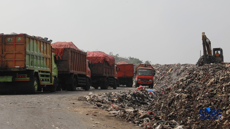 Sejumlah petugas TPST Bantar Gebang memasang lapisan geomembran di tempat pemrosesan atau pembuangan akhir (TPA) sampah Bantar Gebang, Bekasi, Jawa Barat, Selasa, (4/8/2026). (CNBC Indonesia/Muhammad Sabki)