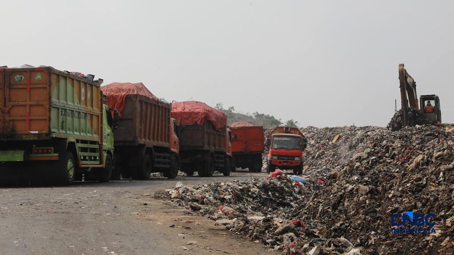 Petugas TPST Bantargebang memasang lapisan geomembran di tempat pemrosesan atau pembuangan akhir (TPA) sampah Bantargebang, Bekasi, Jawa Barat, Selasa, (4/8/2026). (CNBC Indonesia/Muhammad Sabki)