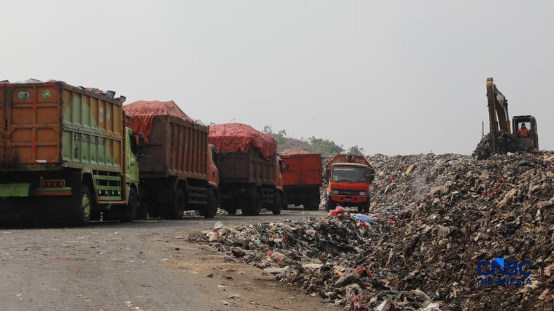 Petugas TPST Bantargebang memasang lapisan geomembran di tempat pemrosesan atau pembuangan akhir (TPA) sampah Bantargebang, Bekasi, Jawa Barat, Selasa, (4/8/2026). (CNBC Indonesia/Muhammad Sabki)