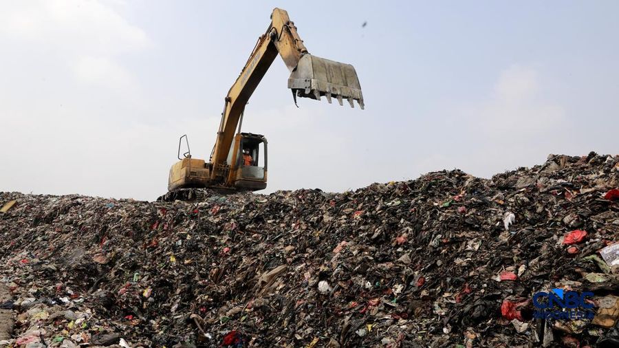 Sejumlah petugas TPST Bantargebang memasang lapisan geomembran di tempat pemrosesan atau pembuangan akhir (TPA) sampah Bantargebang, Bekasi, Jawa Barat, Selasa, (4/8/2026). (CNBC Indonesia/Muhammad Sabki)