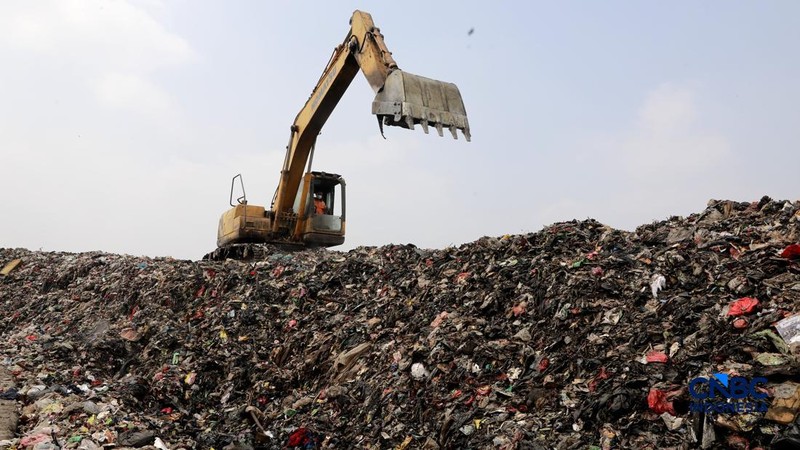 Sejumlah petugas TPST Bantargebang memasang lapisan geomembran di tempat pemrosesan atau pembuangan akhir (TPA) sampah Bantargebang, Bekasi, Jawa Barat, Selasa, (4/8/2026). (CNBC Indonesia/Muhammad Sabki)