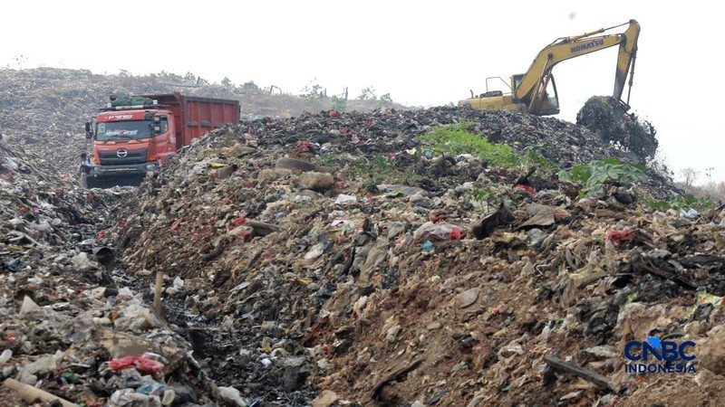Sejumlah petugas TPST Bantargebang memasang lapisan geomembran di tempat pemrosesan atau pembuangan akhir (TPA) sampah Bantargebang, Bekasi, Jawa Barat, Selasa, (4/8/2026). (CNBC Indonesia/Muhammad Sabki)