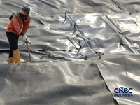 Sejumlah petugas TPST Bantargebang memasang lapisan geomembran di tempat pemrosesan atau pembuangan akhir (TPA) sampah Bantargebang, Bekasi, Jawa Barat, Selasa, (4/8/2026). (CNBC Indonesia/Muhammad Sabki)