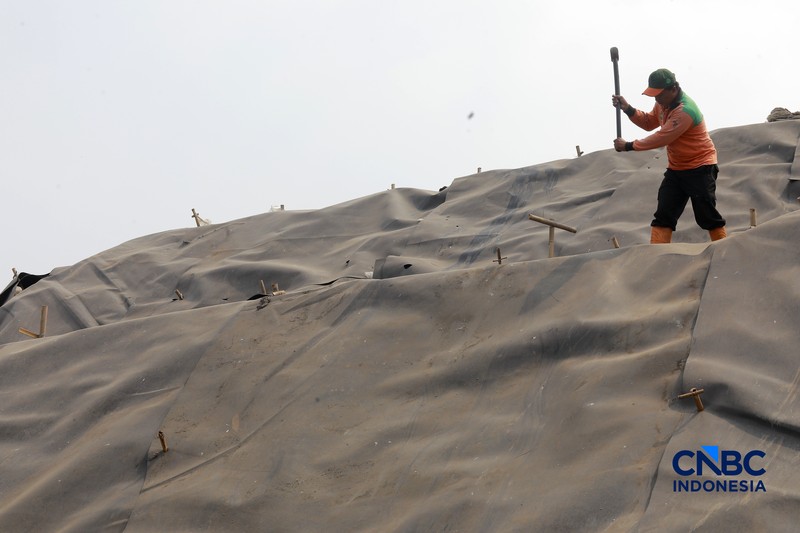 Sejumlah petugas TPST Bantar Gebang memasang lapisan geomembran di tempat pemrosesan atau pembuangan akhir (TPA) sampah Bantar Gebang, Bekasi, Jawa Barat, Selasa, (4/8/2026). (CNBC Indonesia/Muhammad Sabki)