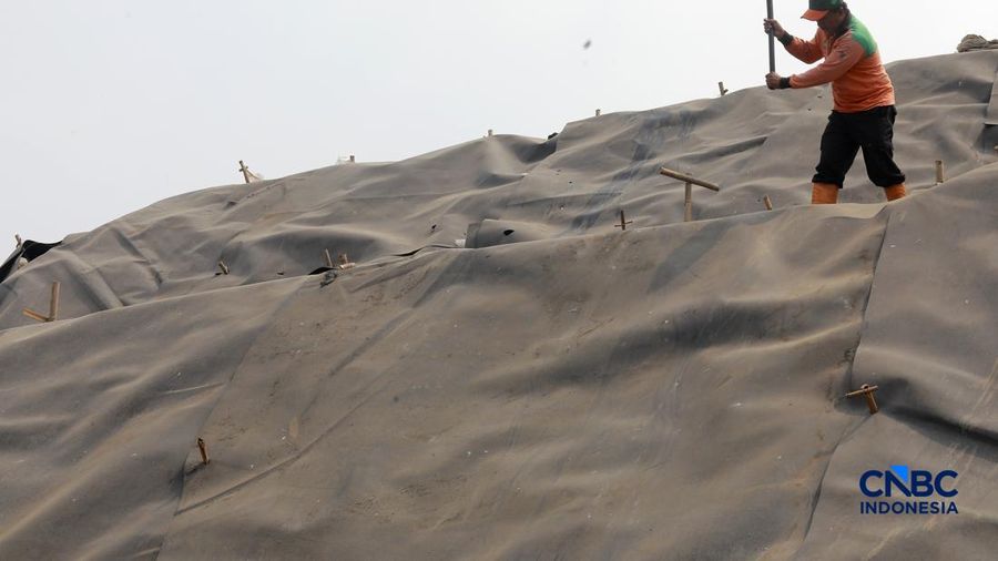 Sejumlah petugas TPST Bantar Gebang memasang lapisan geomembran di tempat pemrosesan atau pembuangan akhir (TPA) sampah Bantargebang, Bekasi, Jawa Barat, Selasa, (4/8/2026). (CNBC Indonesia/Muhammad Sabki)