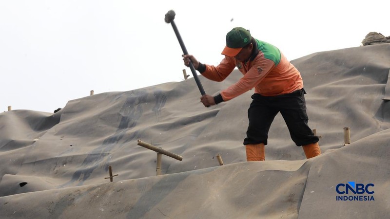 Sejumlah petugas TPST Bantargebang memasang lapisan geomembran di tempat pemrosesan atau pembuangan akhir (TPA) sampah Bantargebang, Bekasi, Jawa Barat, Selasa, (4/8/2026). (CNBC Indonesia/Muhammad Sabki)