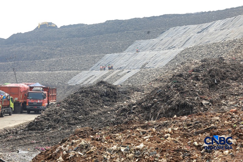 Sejumlah petugas TPST Bantar Gebang memasang lapisan geomembran di tempat pemrosesan atau pembuangan akhir (TPA) sampah Bantar Gebang, Bekasi, Jawa Barat, Selasa, (4/8/2026). (CNBC Indonesia/Muhammad Sabki)