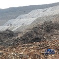 Sejumlah petugas TPST Bantar Gebang memasang lapisan geomembran di tempat pemrosesan atau pembuangan akhir (TPA) sampah Bantar Gebang, Bekasi, Jawa Barat, Selasa, (4/8/2026). (CNBC Indonesia/Muhammad Sabki)
