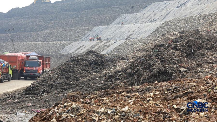 Sejumlah petugas TPST Bantargebang memasang lapisan geomembran di tempat pemrosesan atau pembuangan akhir (TPA) sampah Bantargebang, Bekasi, Jawa Barat, Selasa, (4/8/2026). (CNBC Indonesia/Muhammad Sabki)