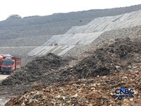 Sejumlah petugas TPST Bantar Gebang memasang lapisan geomembran di tempat pemrosesan atau pembuangan akhir (TPA) sampah Bantar Gebang, Bekasi, Jawa Barat, Selasa, (4/8/2026). (CNBC Indonesia/Muhammad Sabki)