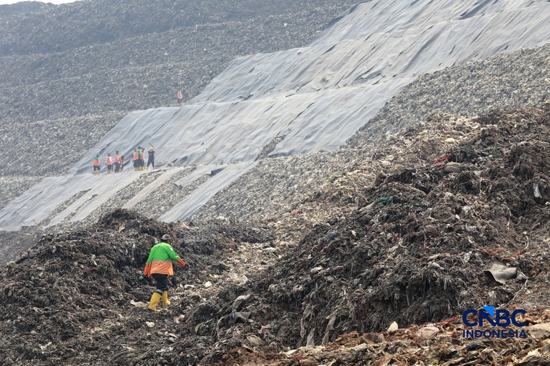 Sejumlah petugas TPST Bantar Gebang memasang lapisan geomembran di tempat pemrosesan atau pembuangan akhir (TPA) sampah Bantar Gebang, Bekasi, Jawa Barat, Selasa, (4/8/2026). (CNBC Indonesia/Muhammad Sabki)