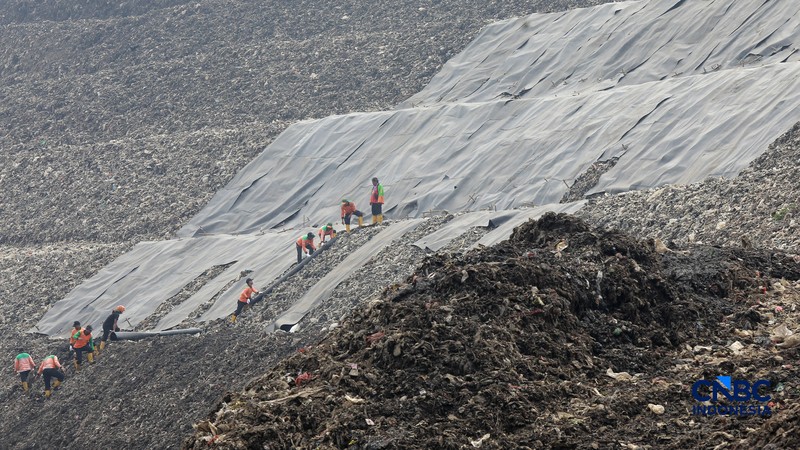 Sejumlah petugas TPST Bantar Gebang memasang lapisan geomembran di tempat pemrosesan atau pembuangan akhir (TPA) sampah Bantar Gebang, Bekasi, Jawa Barat, Selasa, (4/8/2026). (CNBC Indonesia/Muhammad Sabki)