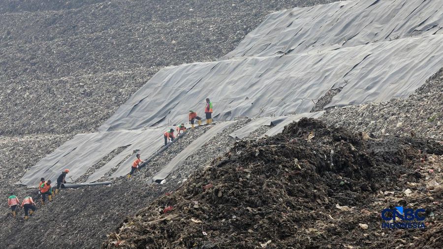Sejumlah petugas TPST Bantargebang memasang lapisan geomembran di tempat pemrosesan atau pembuangan akhir (TPA) sampah Bantargebang, Bekasi, Jawa Barat, Selasa, (4/8/2026). (CNBC Indonesia/Muhammad Sabki)