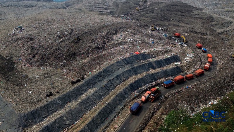 Sejumlah petugas TPST Bantar Gebang memasang lapisan geomembran di tempat pemrosesan atau pembuangan akhir (TPA) sampah Bantar Gebang, Bekasi, Jawa Barat, Selasa, (4/8/2026). (CNBC Indonesia/Muhammad Sabki)