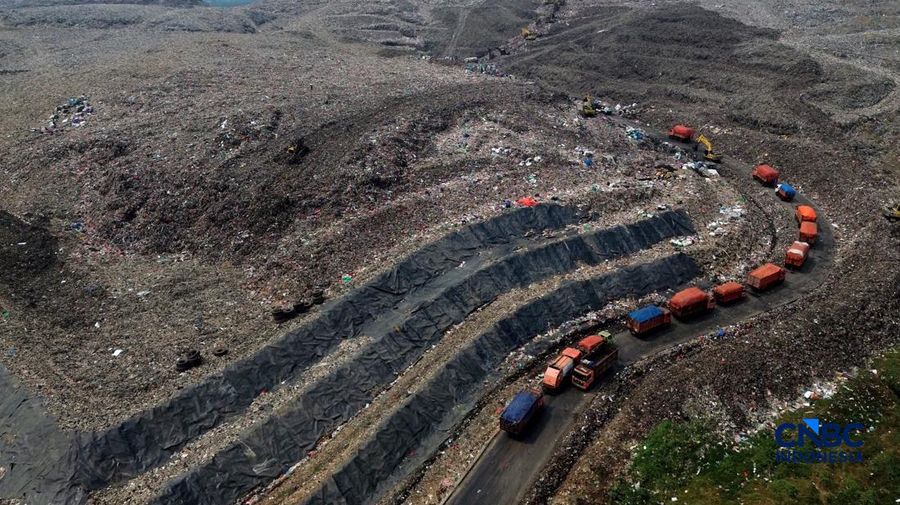 Sejumlah petugas TPST Bantargebang memasang lapisan geomembran di tempat pemrosesan atau pembuangan akhir (TPA) sampah Bantargebang, Bekasi, Jawa Barat, Selasa, (4/8/2026). (CNBC Indonesia/Muhammad Sabki)