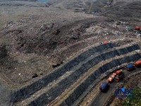 Sejumlah petugas TPST Bantar Gebang memasang lapisan geomembran di tempat pemrosesan atau pembuangan akhir (TPA) sampah Bantargebang, Bekasi, Jawa Barat, Selasa, (4/8/2026). (CNBC Indonesia/Muhammad Sabki)