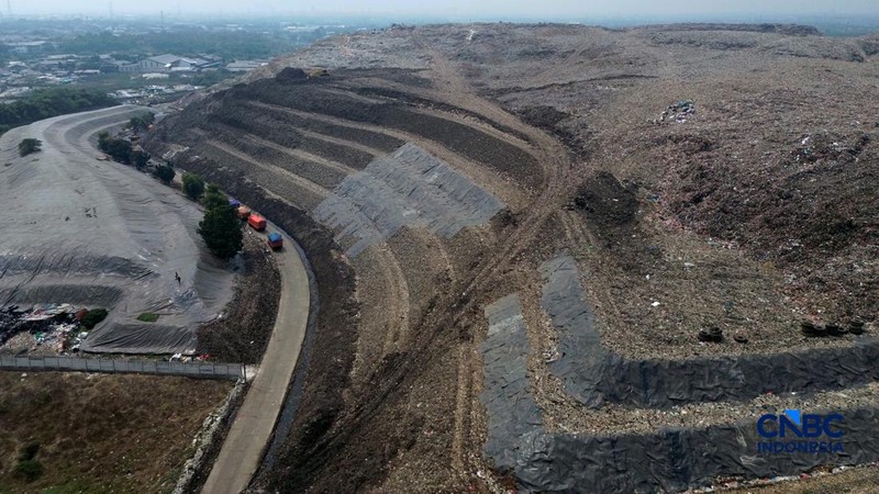 Sejumlah petugas TPST Bantargebang memasang lapisan geomembran di tempat pemrosesan atau pembuangan akhir (TPA) sampah Bantargebang, Bekasi, Jawa Barat, Selasa, (4/8/2026). (CNBC Indonesia/Muhammad Sabki)