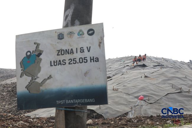 Sejumlah petugas TPST Bantar Gebang memasang lapisan geomembran di tempat pemrosesan atau pembuangan akhir (TPA) sampah Bantargebang, Bekasi, Jawa Barat, Selasa, (4/8/2026). (CNBC Indonesia/Muhammad Sabki)
