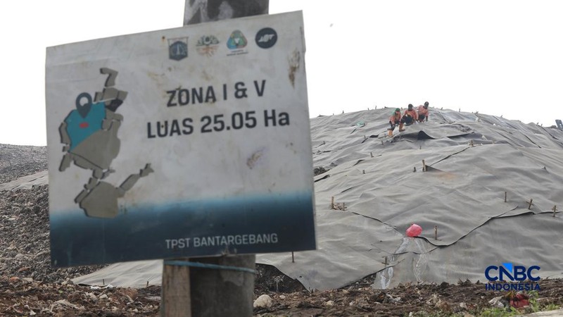 Sejumlah petugas TPST Bantar Gebang memasang lapisan geomembran di tempat pemrosesan atau pembuangan akhir (TPA) sampah Bantargebang, Bekasi, Jawa Barat, Selasa, (4/8/2026). (CNBC Indonesia/Muhammad Sabki)