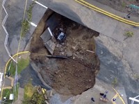 Sementara itu di Constitucion, wilayah Maule, sebuah jip terperosok ke dalam lubang besar yang terbuka di jalan yang ambles akibat kondisi tanah yang jenuh air. (Tangkapan Layar Video Reuters/)