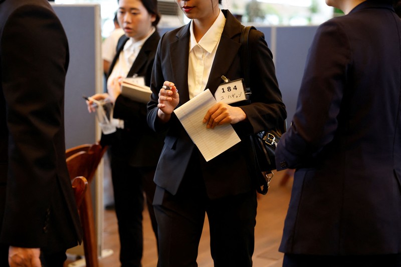 Para pencari kerja asal Korea Selatan menghadiri bursa kerja yang menghubungkan mereka dengan pengusaha Jepang di Seoul, Korea Selatan, 12 Juli 2026. (REUTERS/Kim Soo-hyeon)