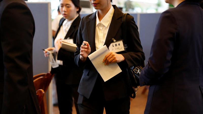 Seorang pencari kerja asal Korea Selatan memegang buku catatan saat menghadiri bursa kerja yang menghubungkan para pelamar dengan perusahaan Jepang di Seoul, Korea Selatan, 12 Juli 2026.