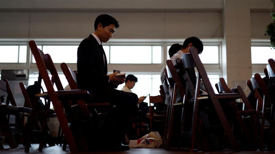Seorang pencari kerja asal Korea Selatan meninjau catatannya sambil menunggu di sebuah bursa kerja yang menghubungkan para pelamar dengan perusahaan Jepang di Seoul, Korea Selatan, 12 Juli 2026.