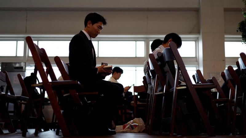 Seorang pencari kerja asal Korea Selatan meninjau catatannya sambil menunggu di sebuah bursa kerja yang menghubungkan para pelamar dengan perusahaan Jepang di Seoul, Korea Selatan, 12 Juli 2026.