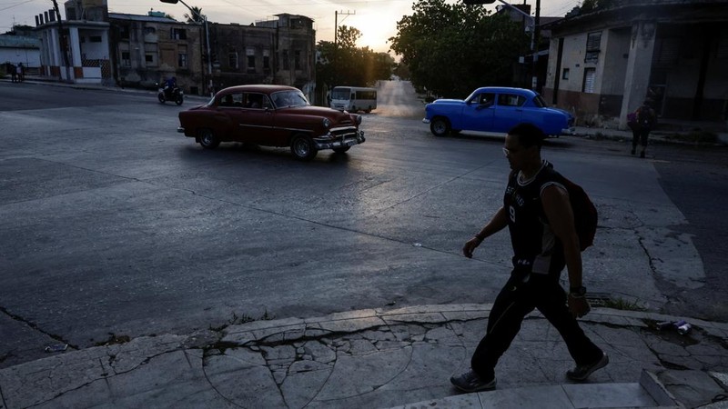 Seorang pria berjalan di trotoar setelah jaringan listrik nasional Kuba runtuh pada hari Minggu, kegagalan jaringan listrik nasional keempat dalam waktu kurang dari sebulan, di Havana, Kuba, 3 Agustus 2026.
