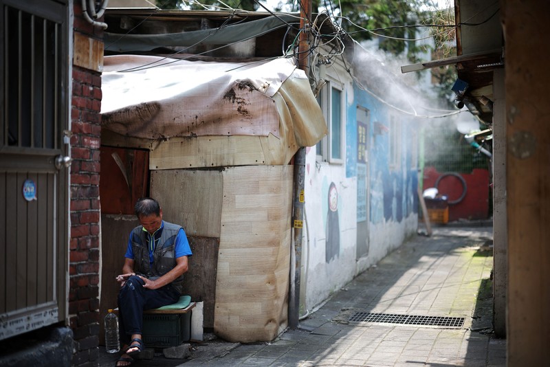 Seorang pria menyeka keringat di sebuah jjokbang village, yaitu kawasan perumahan satu kamar yang sangat kecil, di Seoul, Korea Selatan, 4 Agustus 2026. (REUTERS/Kim Hong-Ji)