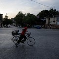 Seorang pria mengendarai sepeda sambil menyeberang jalan saat jaringan listrik nasional Kuba mengalami gangguan pada hari Minggu, kegagalan jaringan listrik nasional keempat dalam waktu kurang dari sebulan, di Havana, Kuba, 3 Agustus 2026. (REUTERS/N
