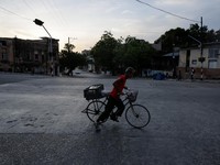 Seorang pria mengendarai sepeda sambil menyeberang jalan saat jaringan listrik nasional Kuba mengalami gangguan pada hari Minggu, kegagalan jaringan listrik nasional keempat dalam waktu kurang dari sebulan, di Havana, Kuba, 3 Agustus 2026. (REUTERS/N