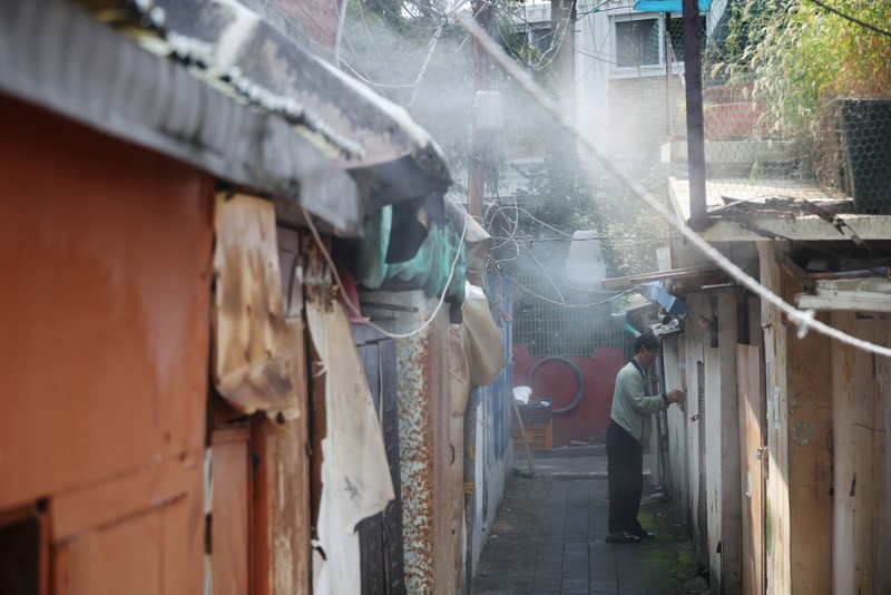 Seorang pria menyeka keringat di sebuah jjokbang village, yaitu kawasan perumahan satu kamar yang sangat kecil, di Seoul, Korea Selatan, 4 Agustus 2026. (REUTERS/Kim Hong-Ji)