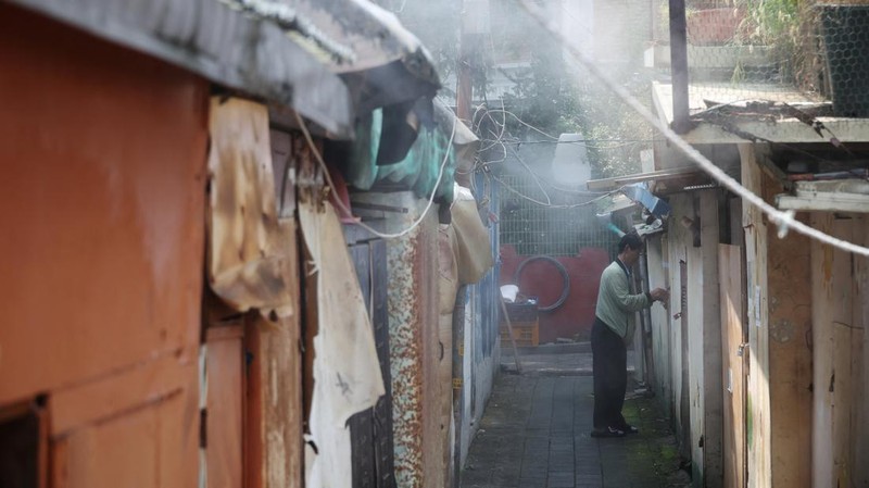 Seorang pria mengunci jjokbang miliknya, yaitu rumah mungil satu kamar, di bawah kabut pendingin, di sebuah desa jjokbang, di Seoul, Korea Selatan, 4 Agustus 2026.
